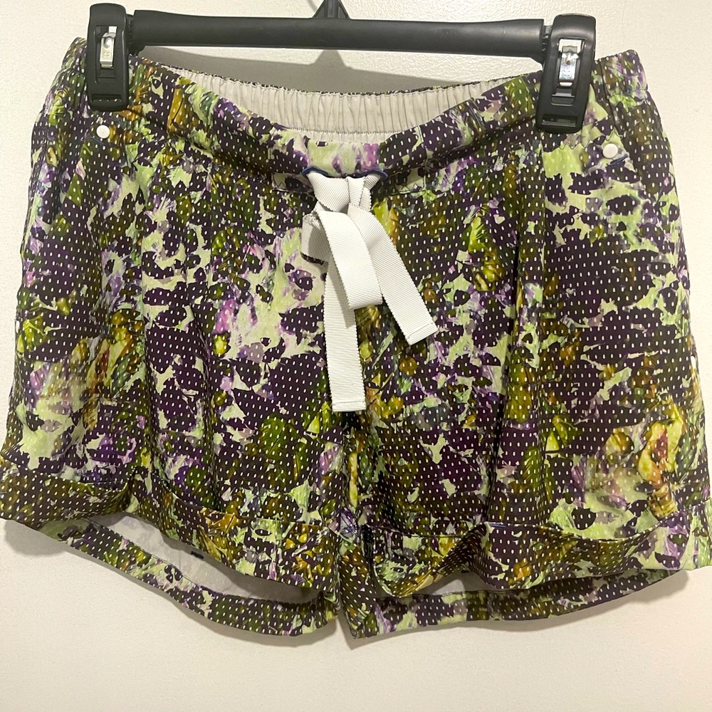 Lululemon Sz 8  Floral Women's Spring Break Take Away Shorts with drawstring.